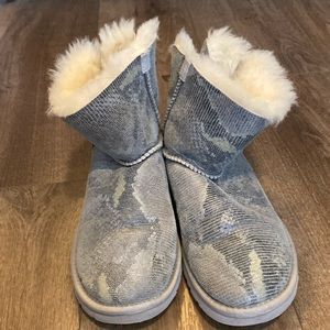 Snake print Ugg boots w bows. Size 5.5/6